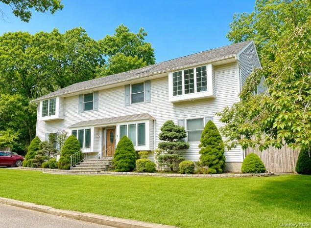 5 Forest LN, Coram, NY 11727