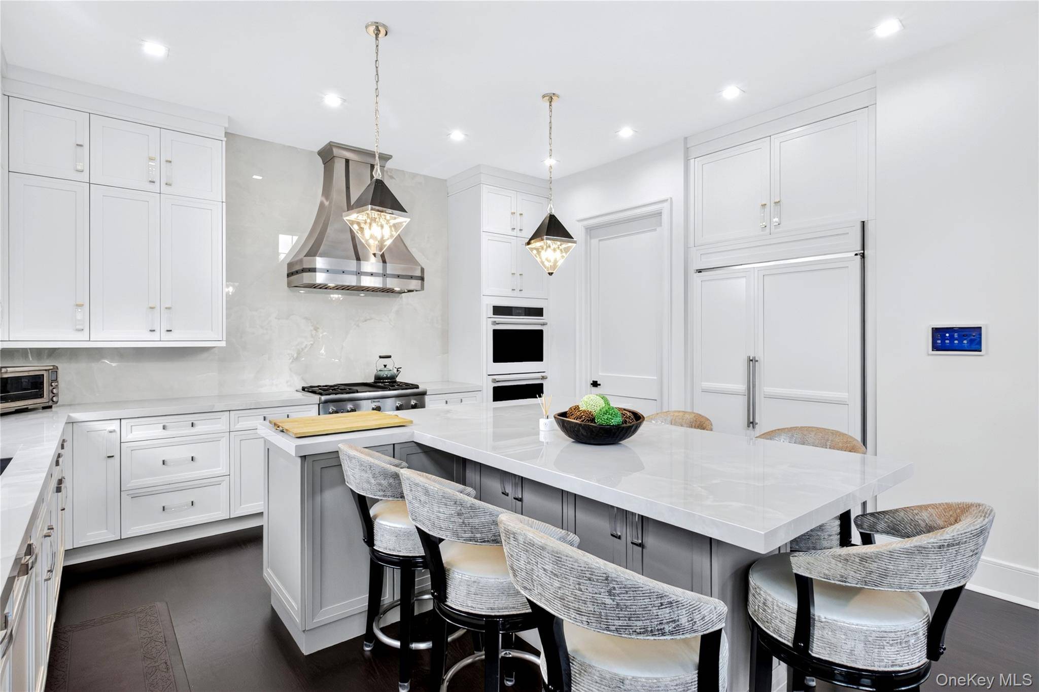 78 Three Ponds LN, Woodbury, NY 11797