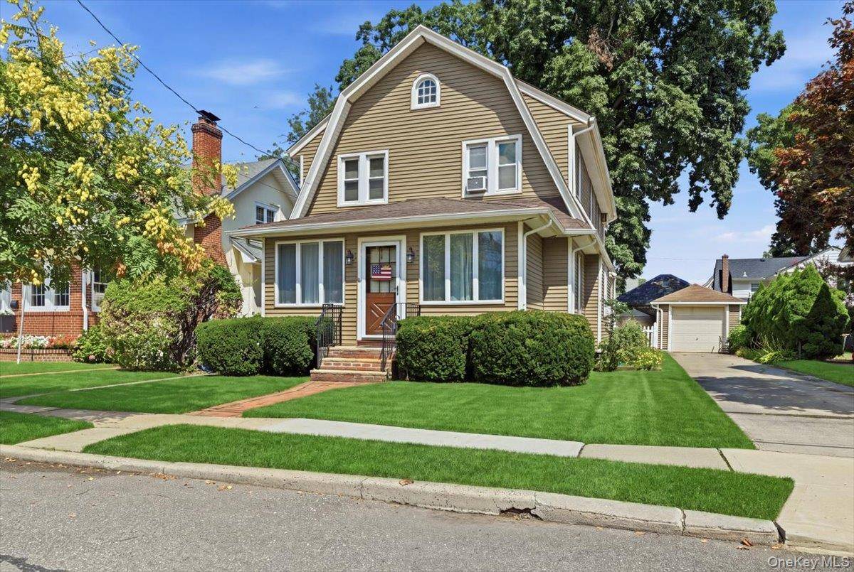 53 Larch AVE, Floral Park, NY 11001