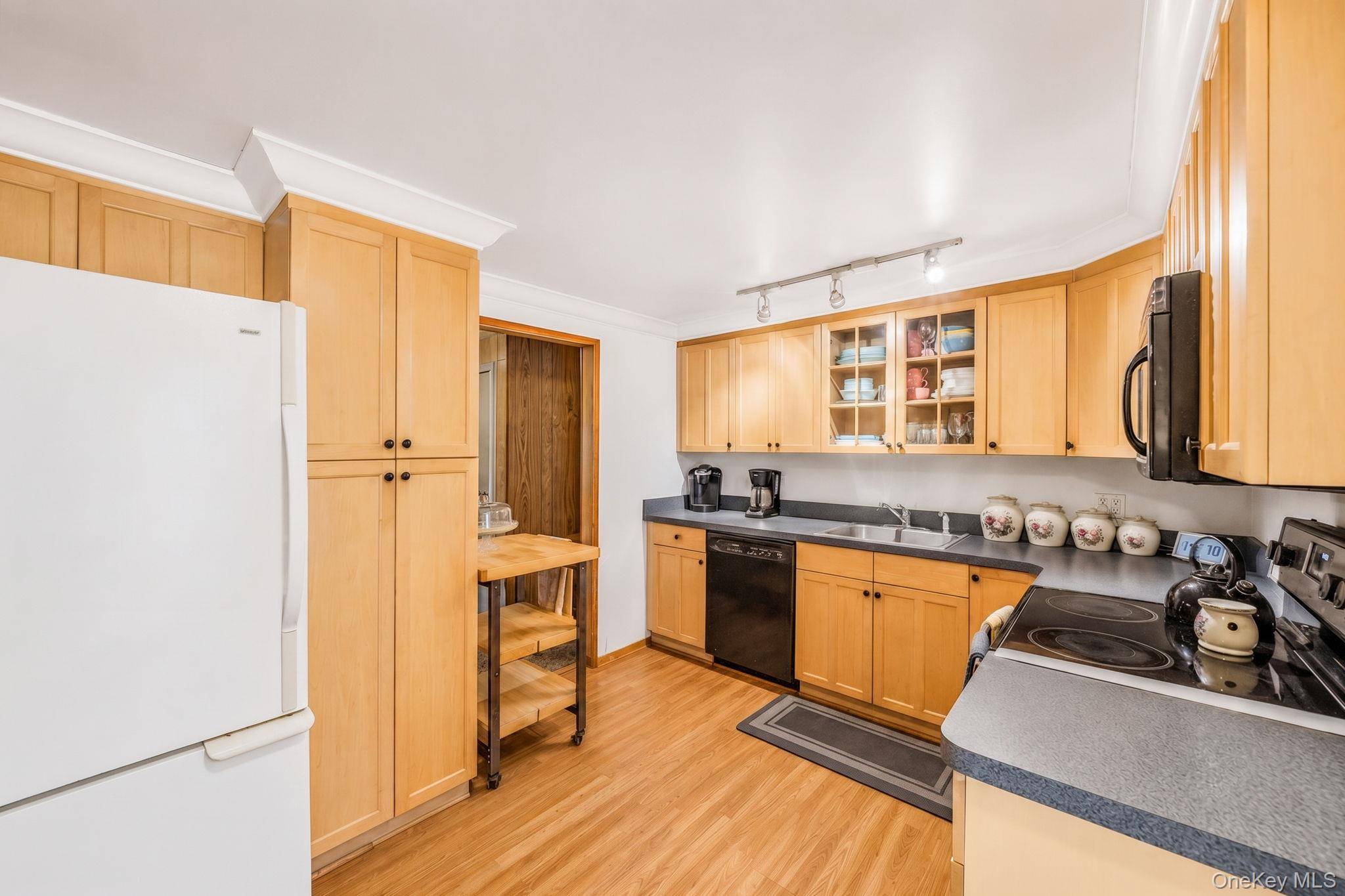 9 Foxcroft LN, Patchogue, NY 11772