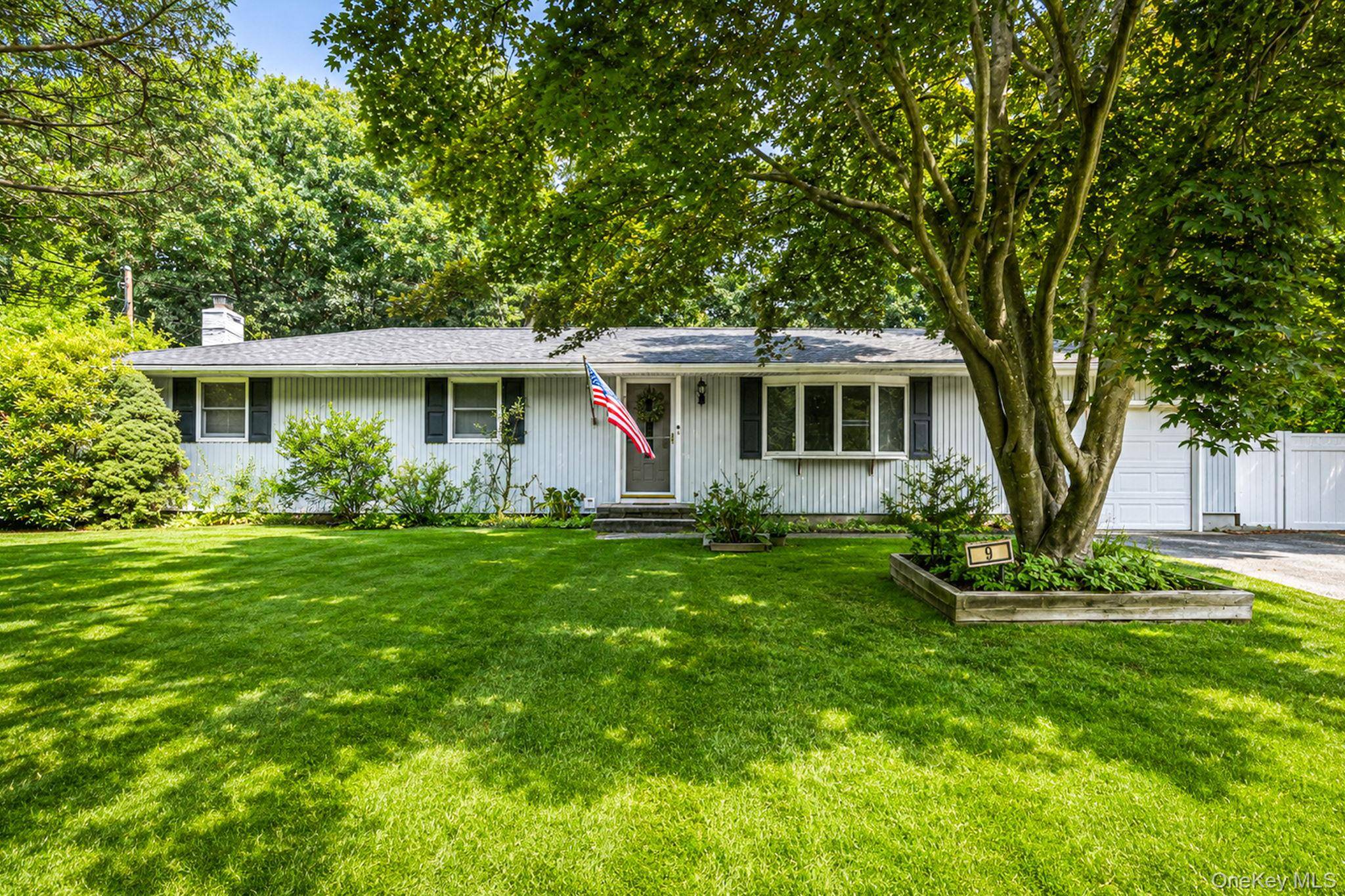 9 Foxcroft LN, Patchogue, NY 11772