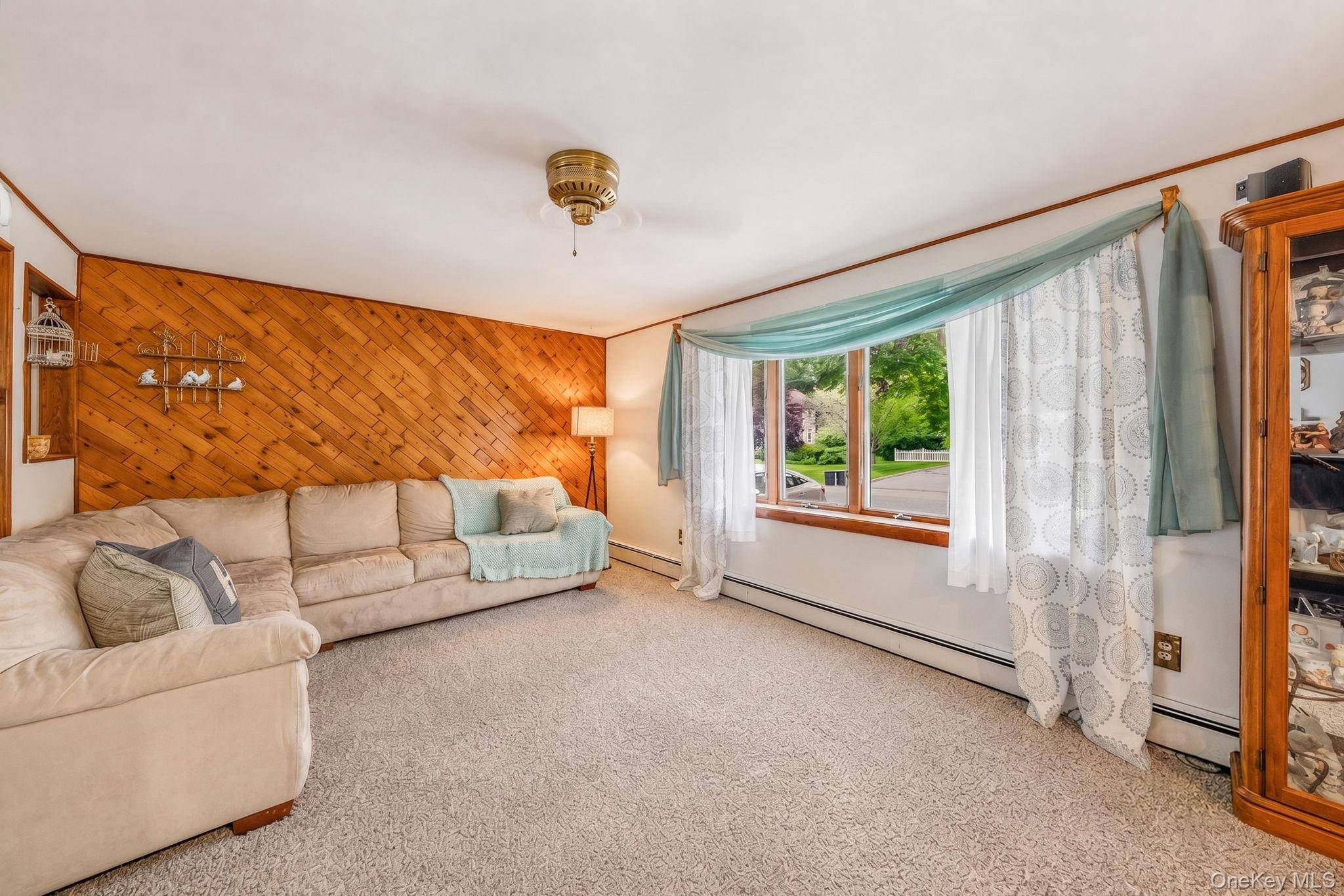 9 Foxcroft LN, Patchogue, NY 11772