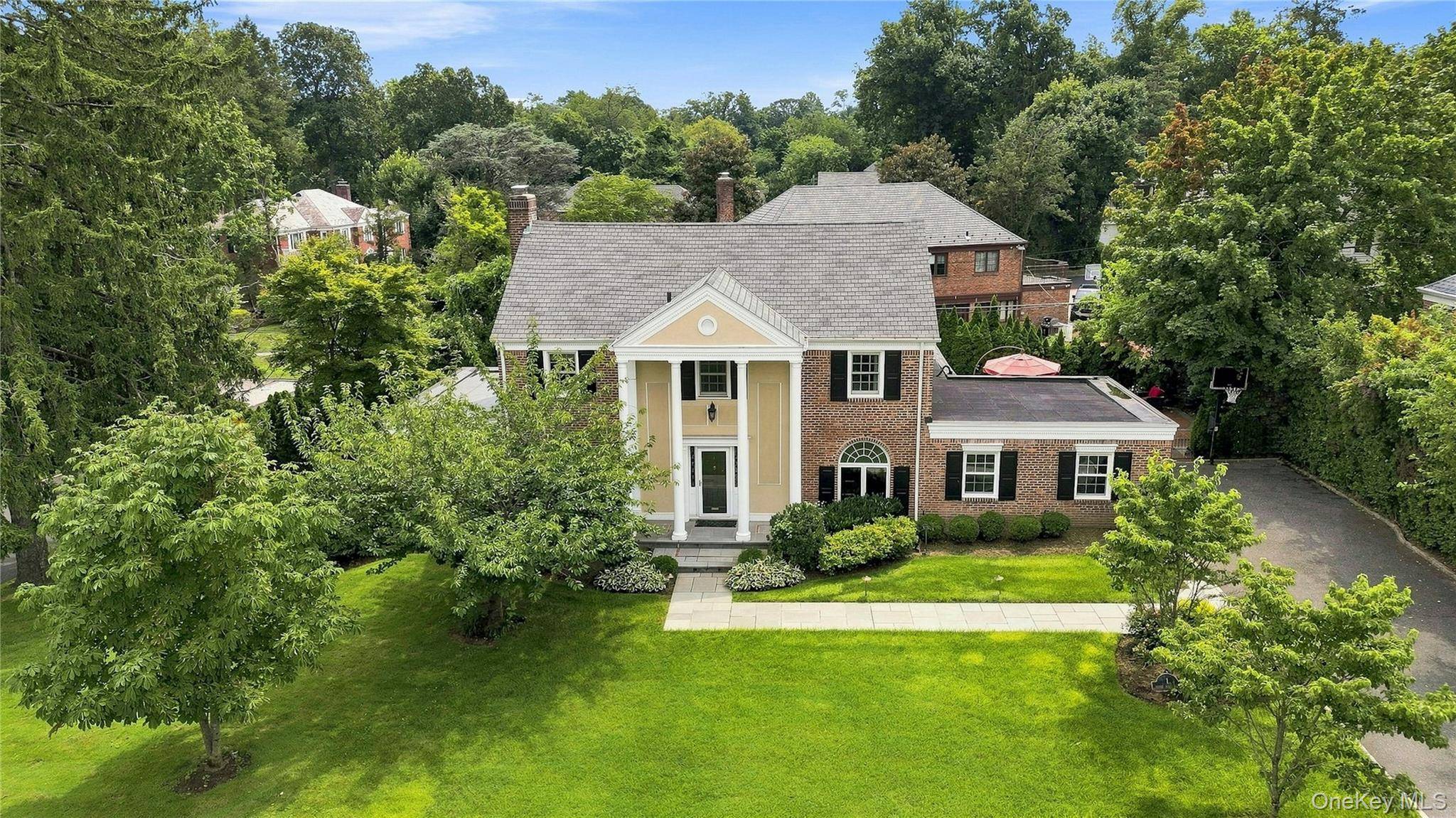 1 Shore Park RD, Great Neck, NY 11023