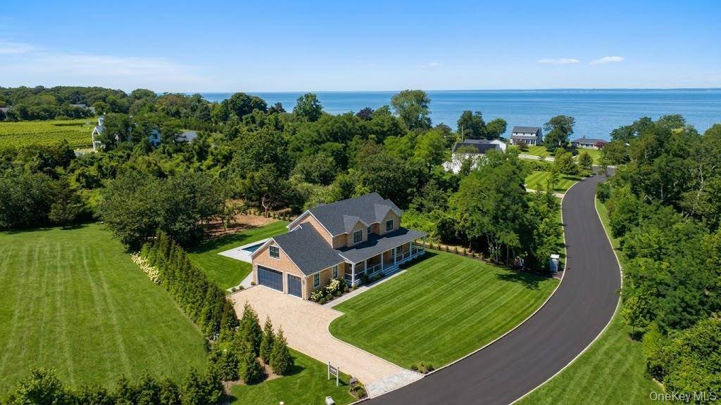 390 Wildberry LN, Southold, NY 11971