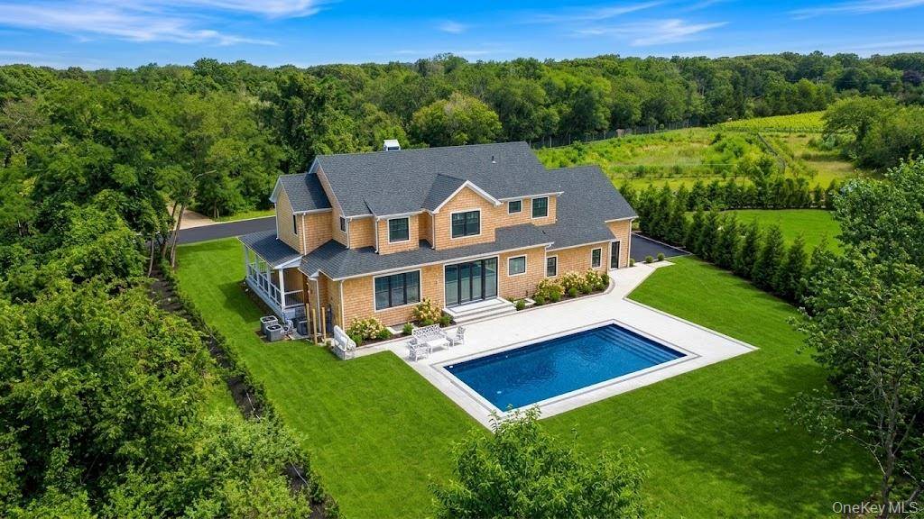 390 Wildberry LN, Southold, NY 11971