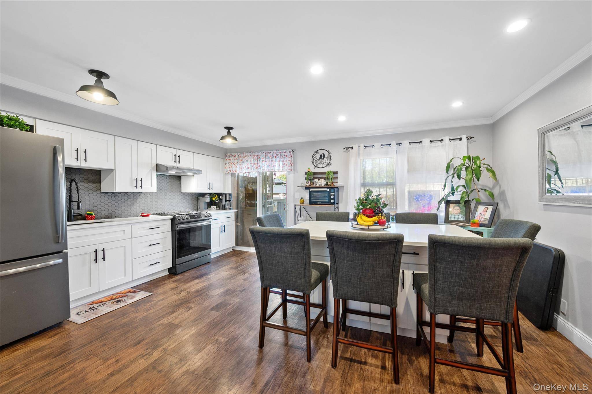 6991 Caldwell AVE, Maspeth, NY 11378