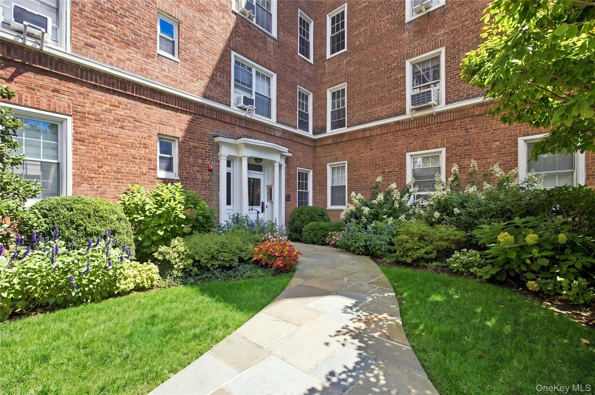 8 Midland Gardens #3i, Bronxville, NY 10708