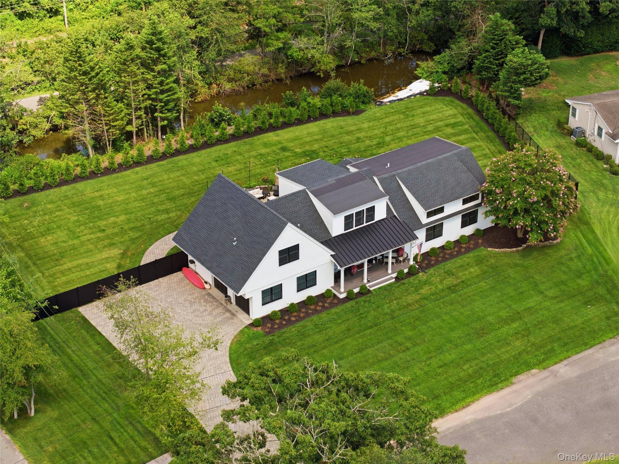 16 Twin River DR, Oakdale, NY 11769