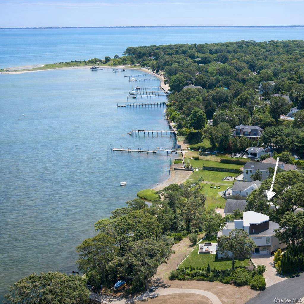 10 Bay View DR, Hampton Bays, NY 11946