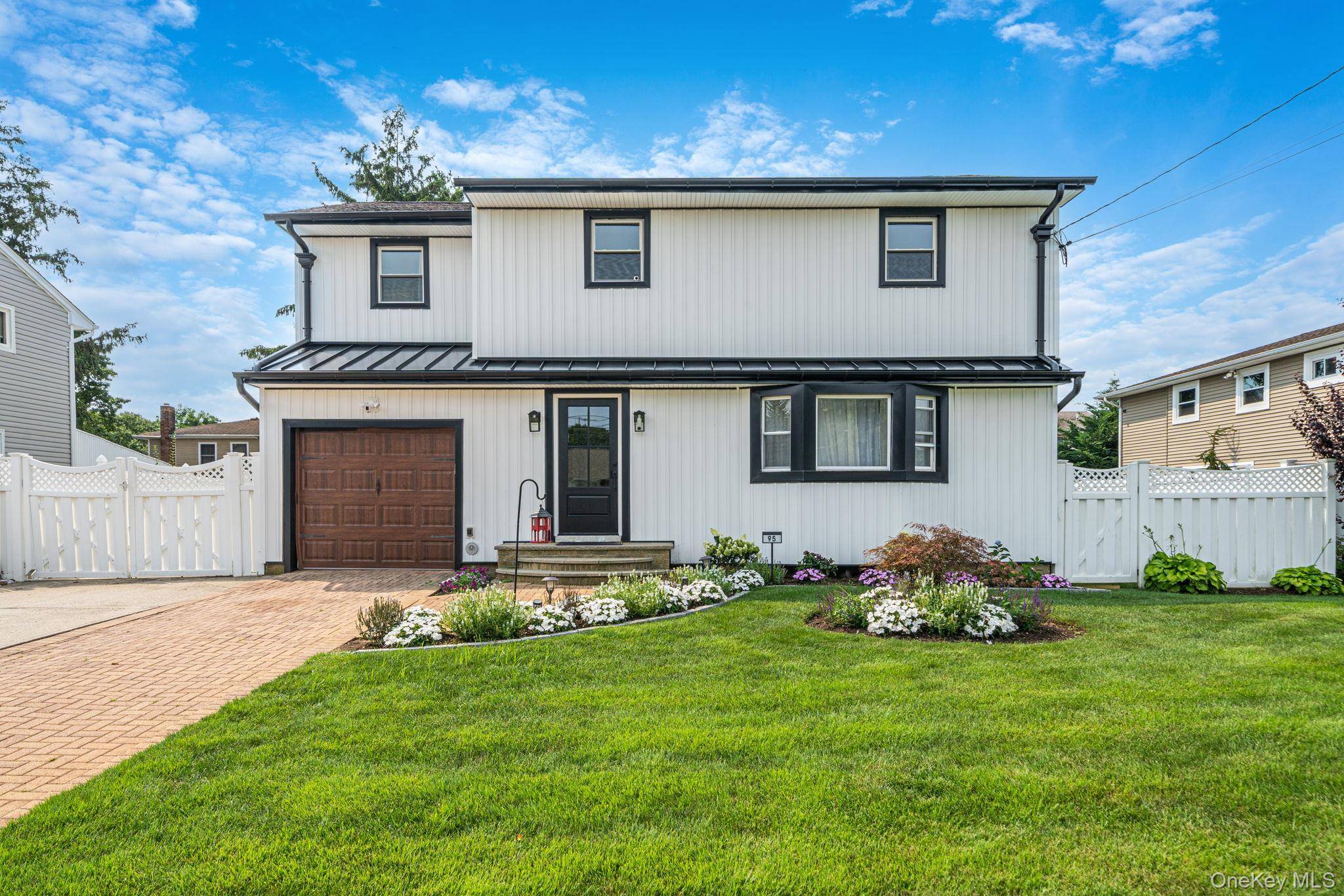 95 Colonial DR, Massapequa, NY 11758