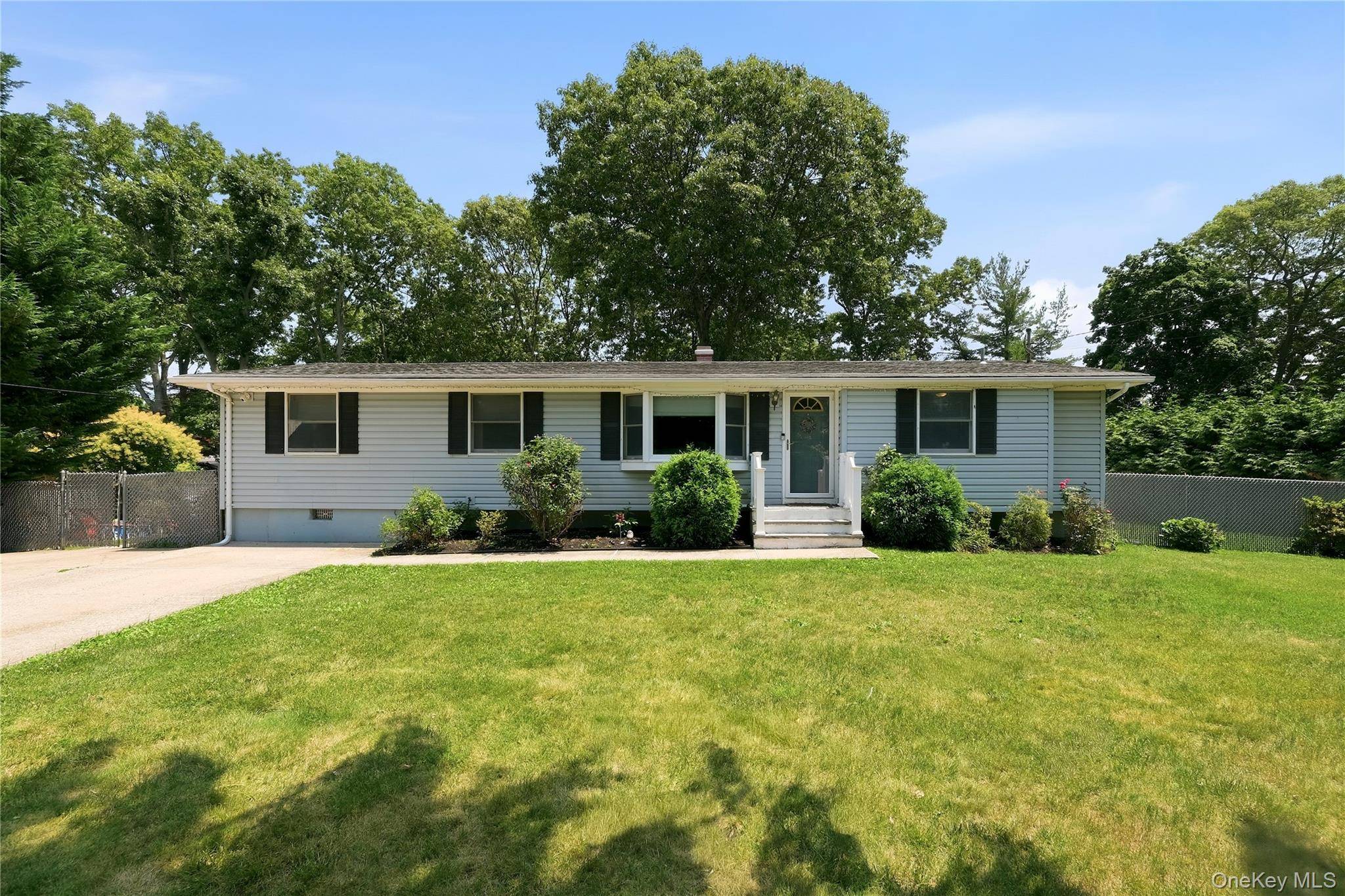 3 Herd LN, East Setauket, NY 11733