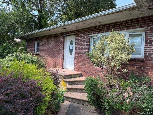 34 Raymond CT, Holbrook, NY 11741