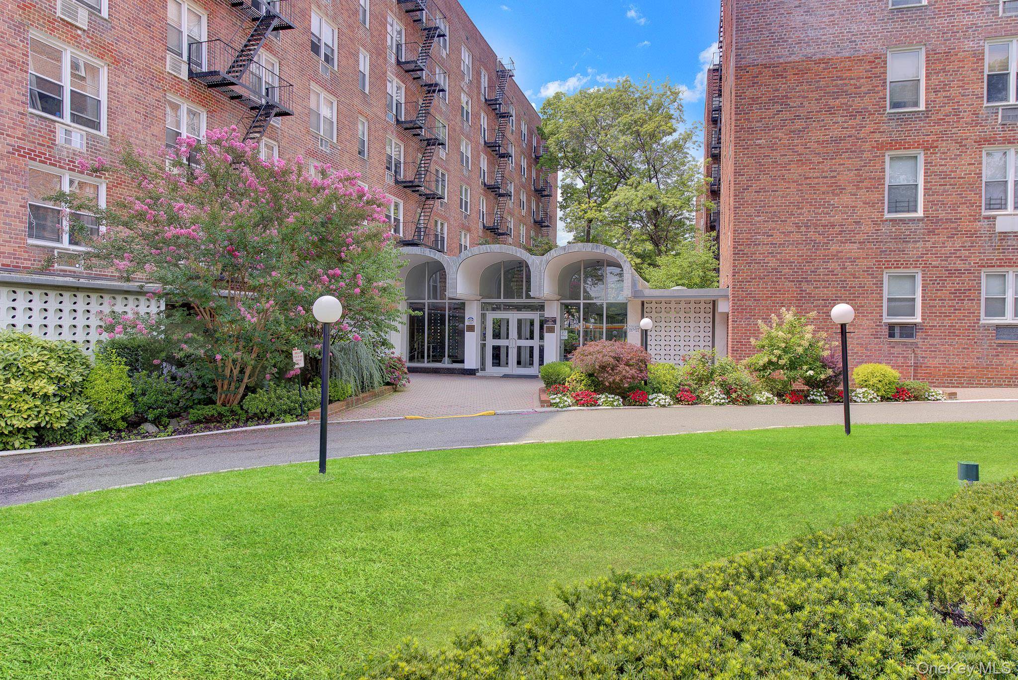 54-40 Little Neck Pkwy #6G, Little Neck, NY 11362