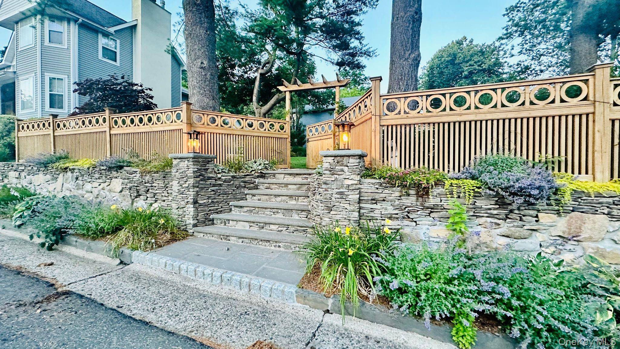 18 20th AVE, Sea Cliff, NY 11579