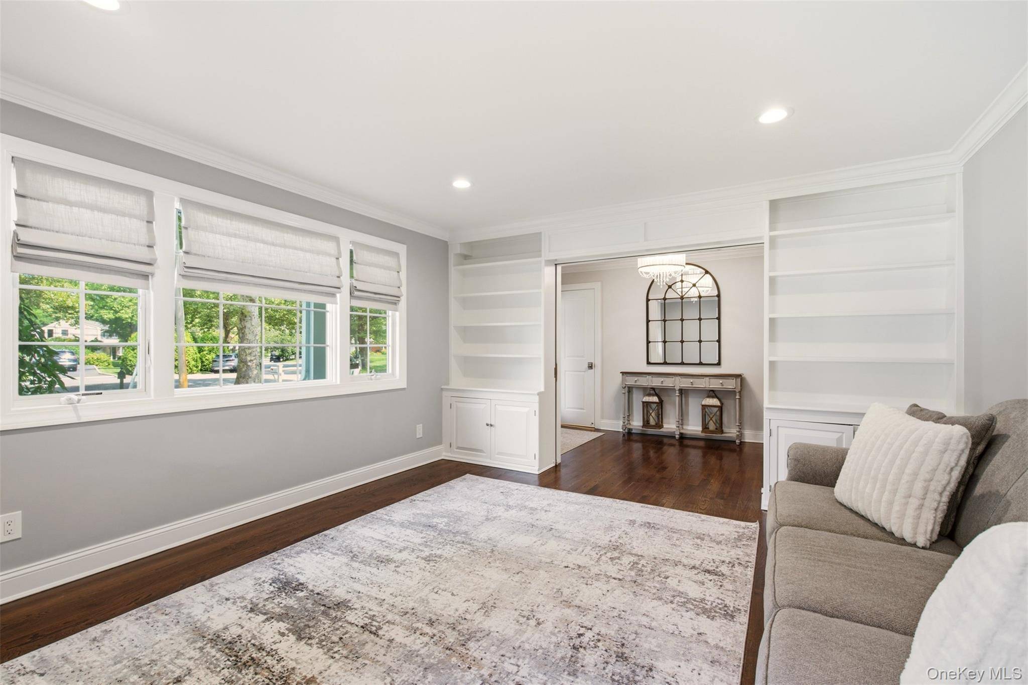 6 Sue CIR, Huntington, NY 11743