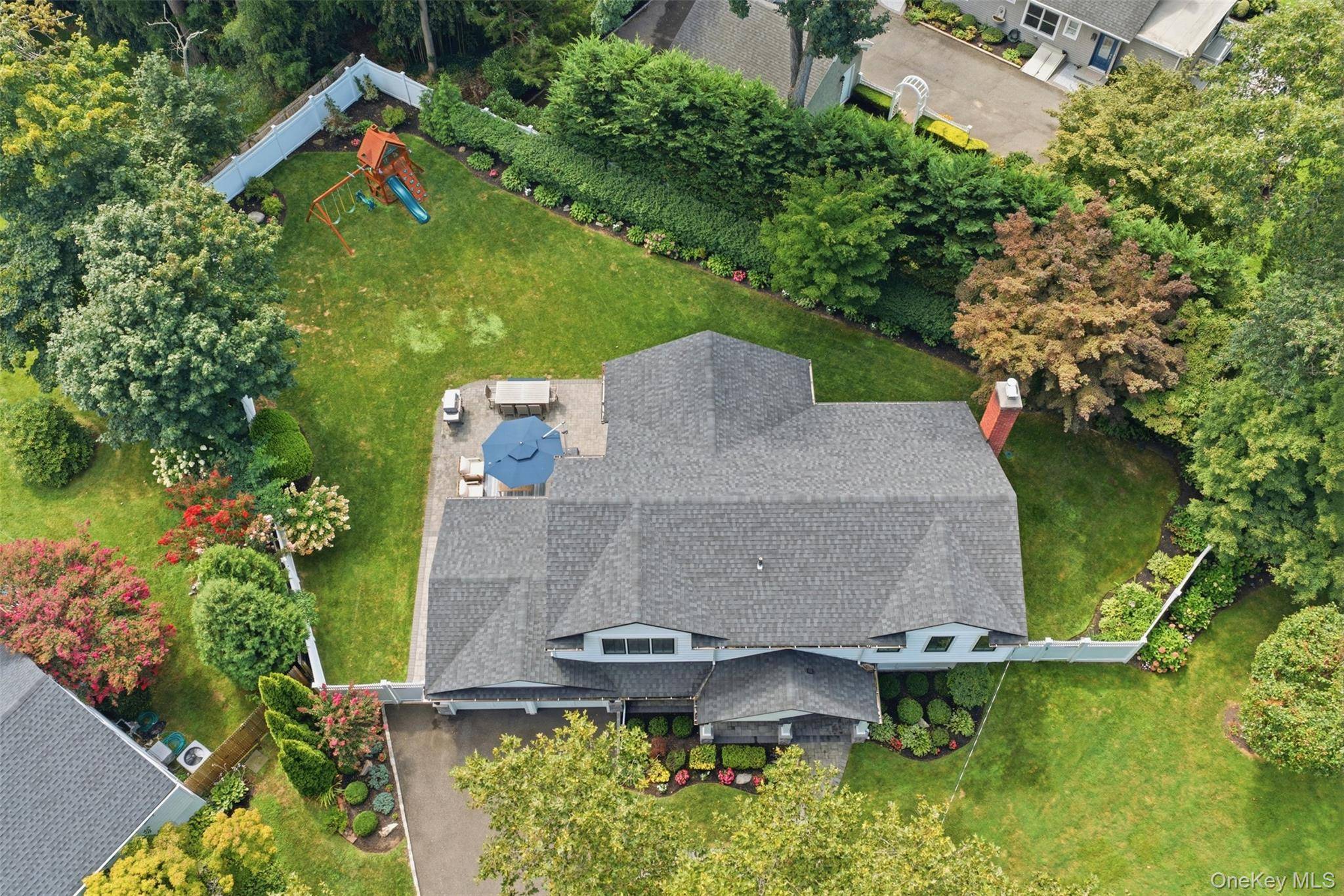 6 Sue CIR, Huntington, NY 11743