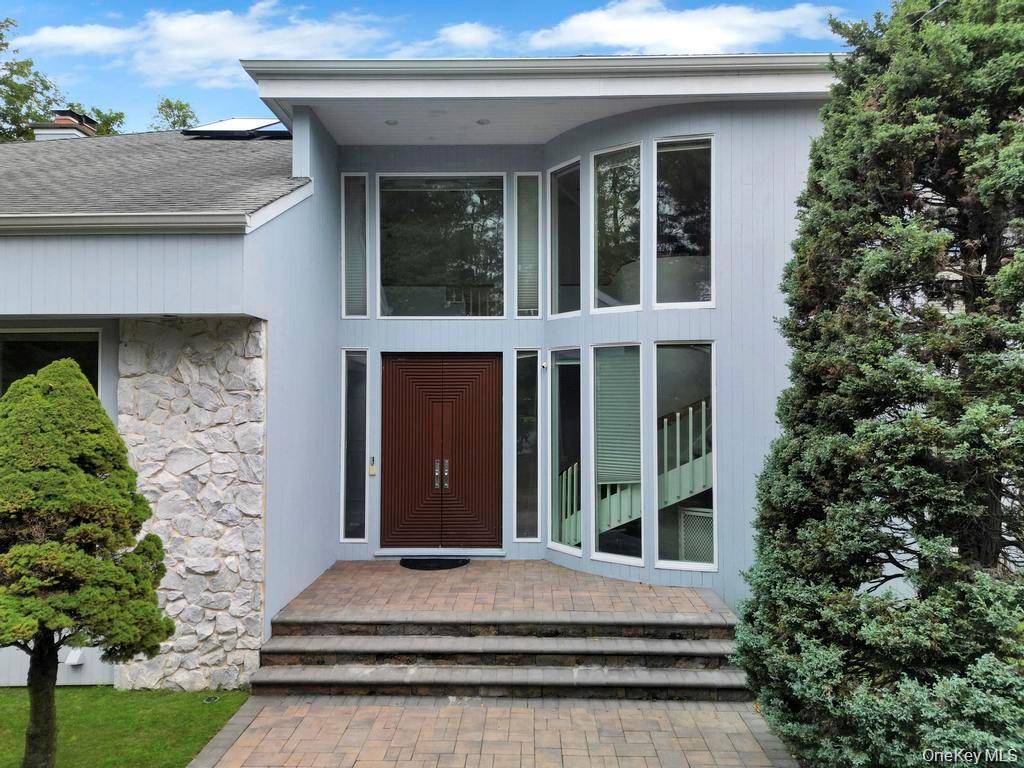 25 Wildwood DR, Syosset, NY 11791