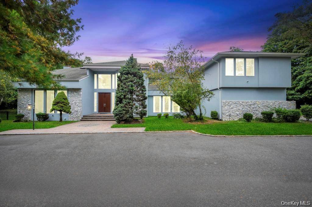 25 Wildwood DR, Syosset, NY 11791