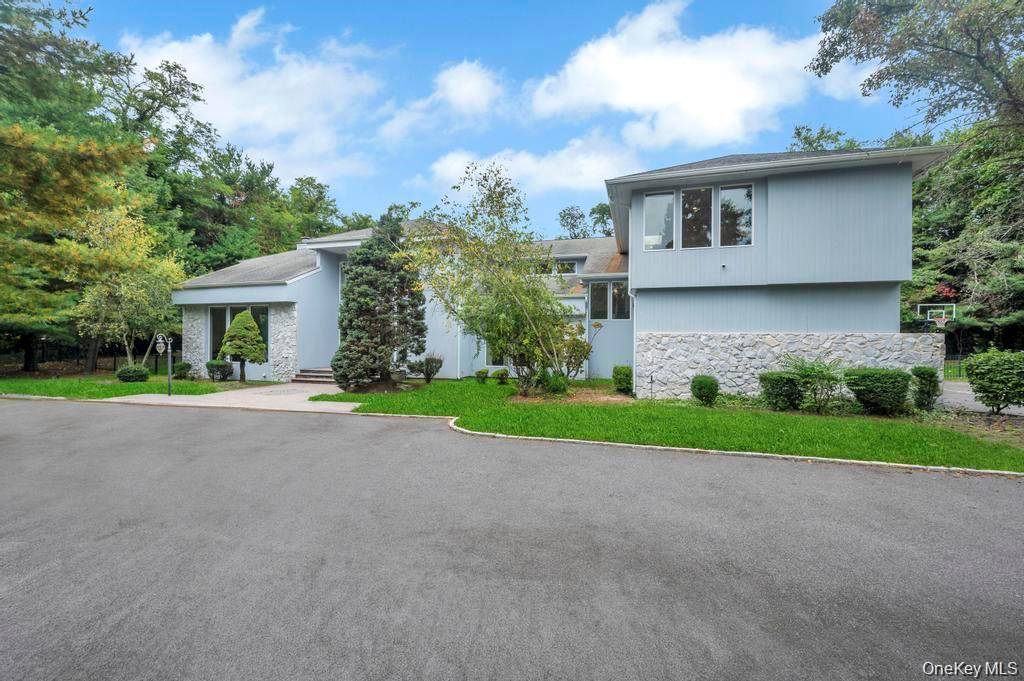 25 Wildwood DR, Syosset, NY 11791