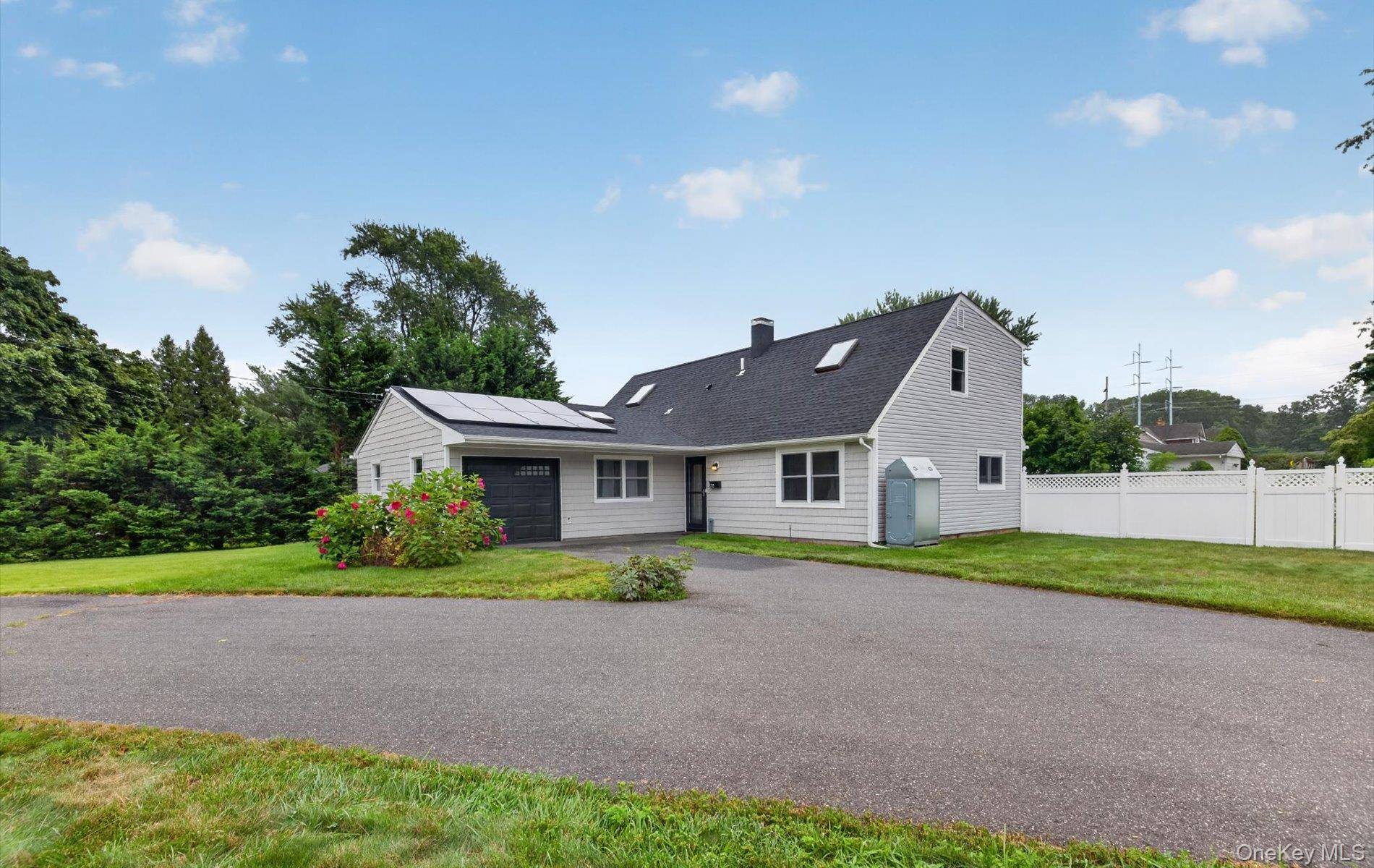 178 Montrose DR, Port Jefferson Station, NY 11776