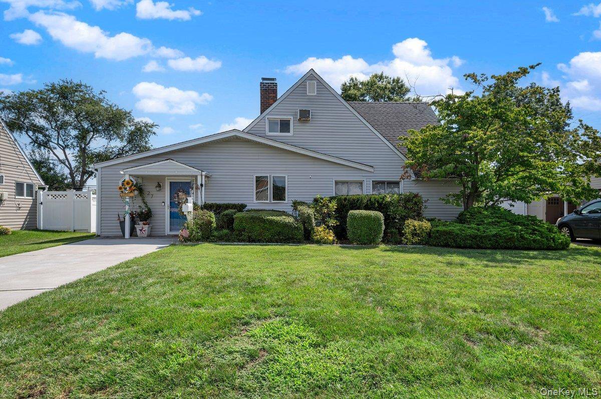 27 Wheelbarrow LN, Wantagh, NY 11793