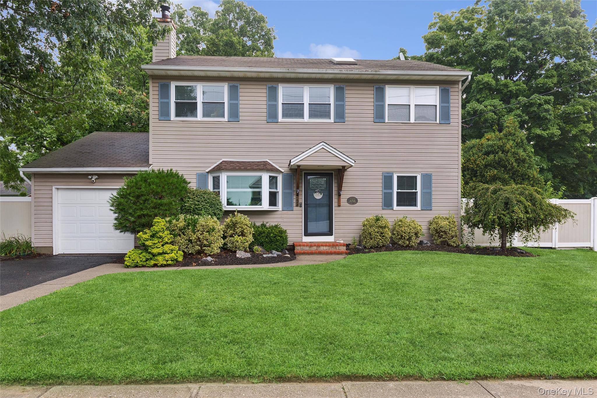 25 N Ocean AVE, Center Moriches, NY 11934