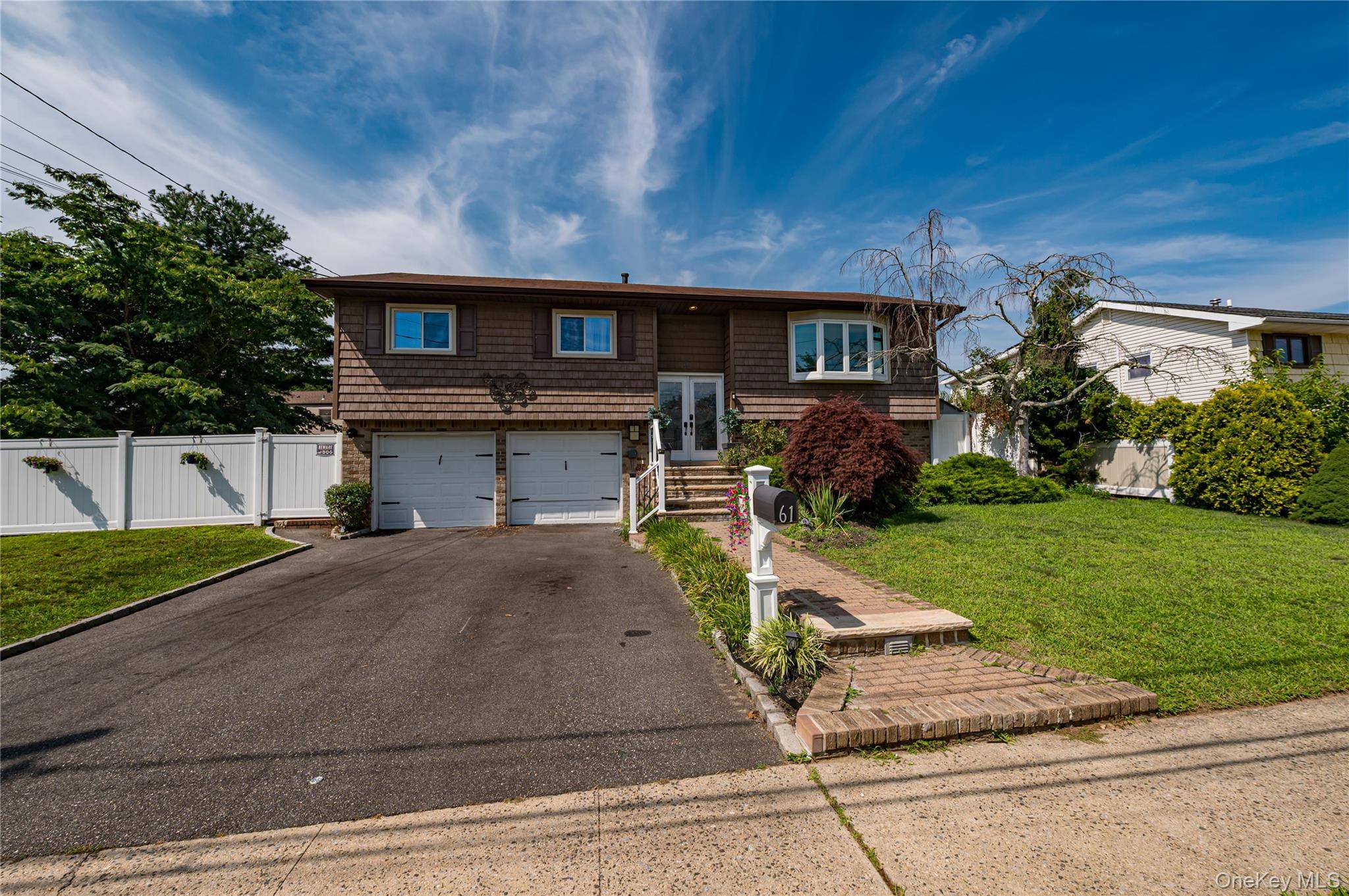 61 Linda LN, North Babylon, NY 11703