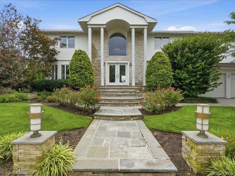 211 Whitewood DR, Massapequa Park, NY 11762
