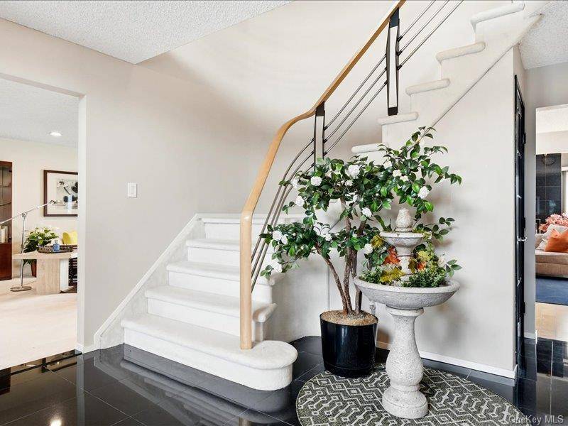 211 Whitewood DR, Massapequa Park, NY 11762