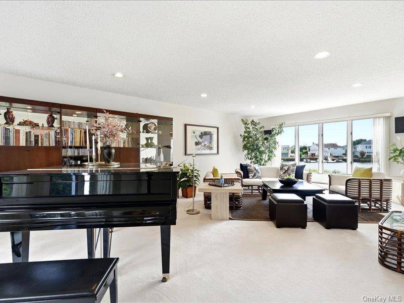 211 Whitewood DR, Massapequa Park, NY 11762