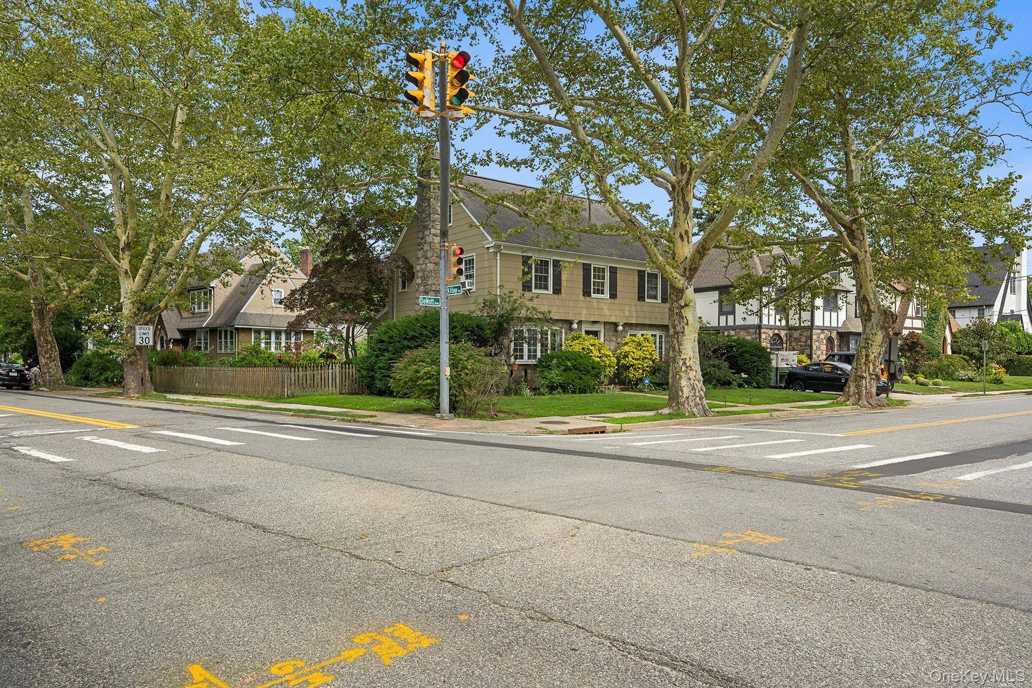 3 Demott AVE, Rockville Centre, NY 11570