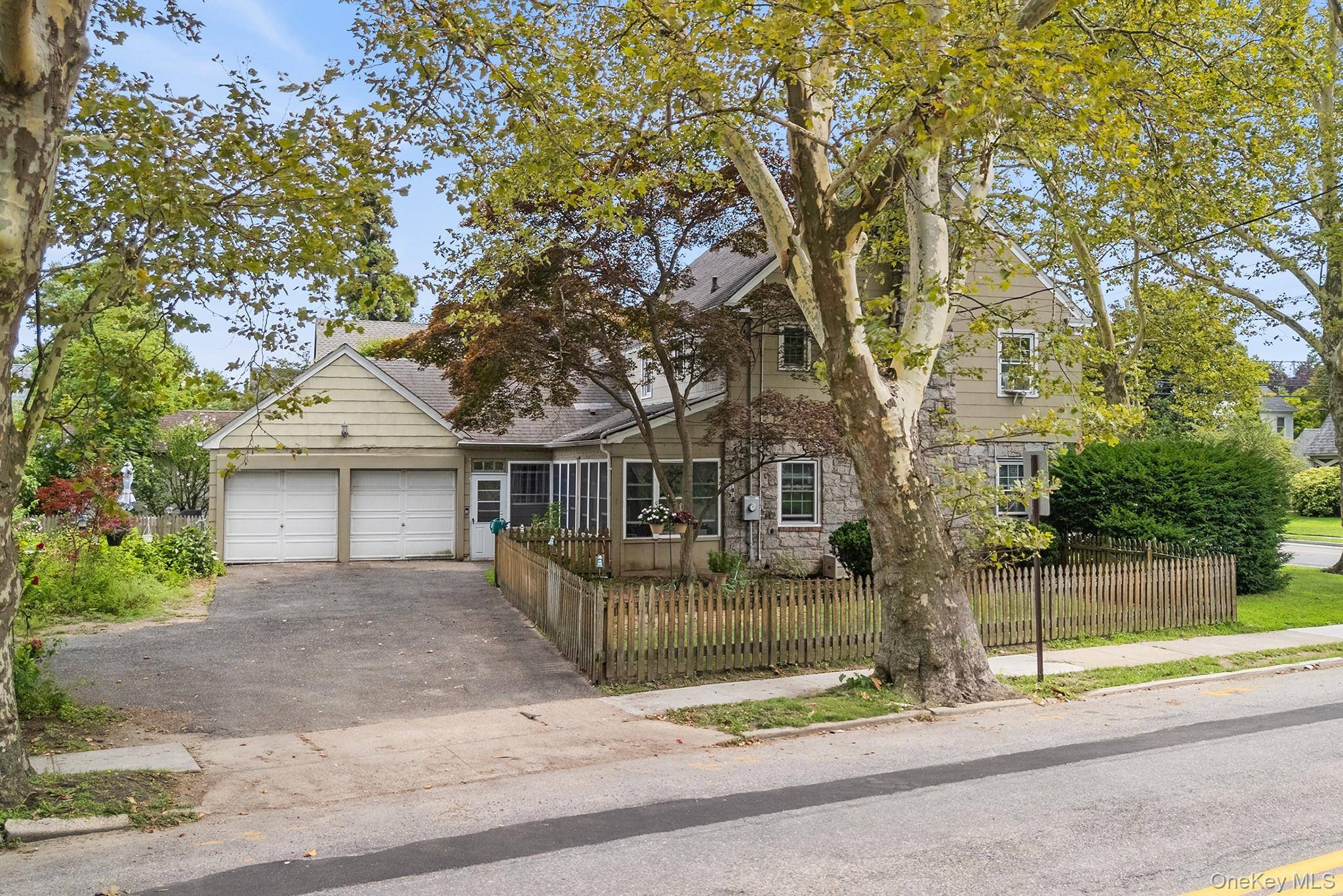 3 Demott AVE, Rockville Centre, NY 11570