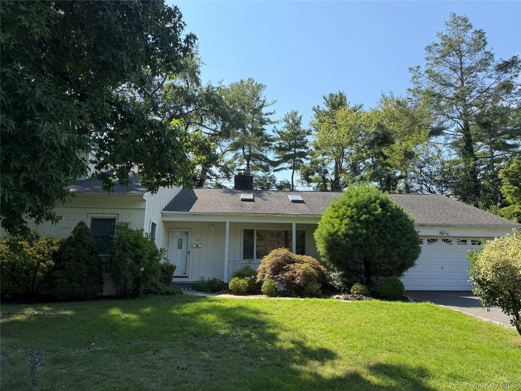 60 Oaktree LN, Manhasset, NY 11030