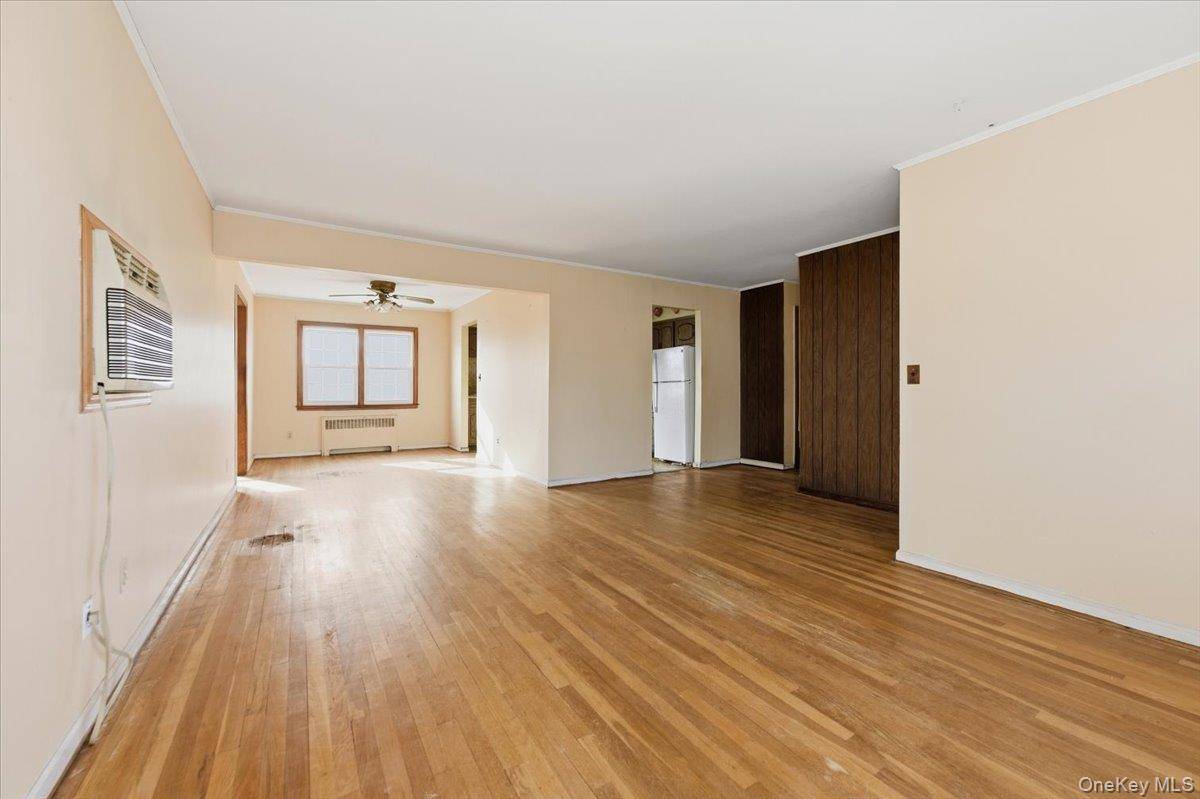 2 McLeod ST, Massapequa Park, NY 11762