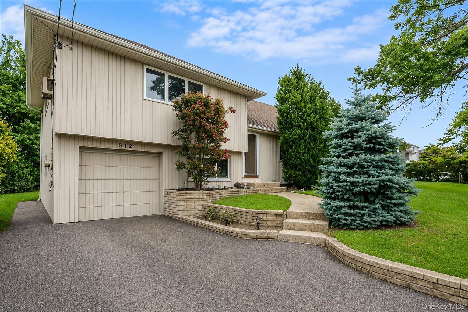 312 W Waukena AVE, Oceanside, NY 11572