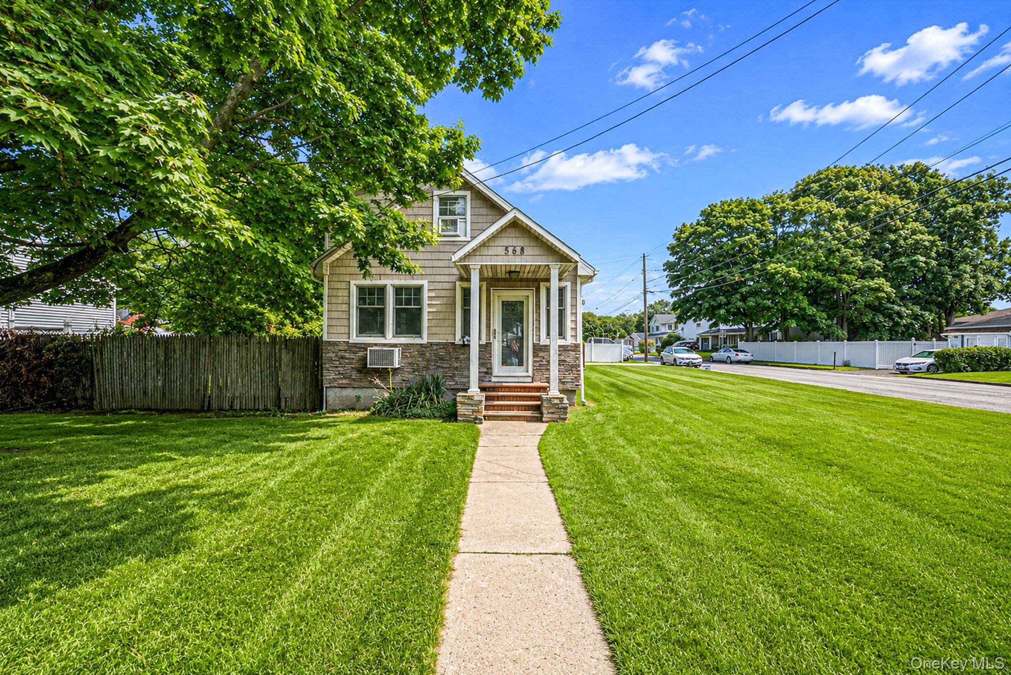 568 N Wellwood AVE, Lindenhurst, NY 11757