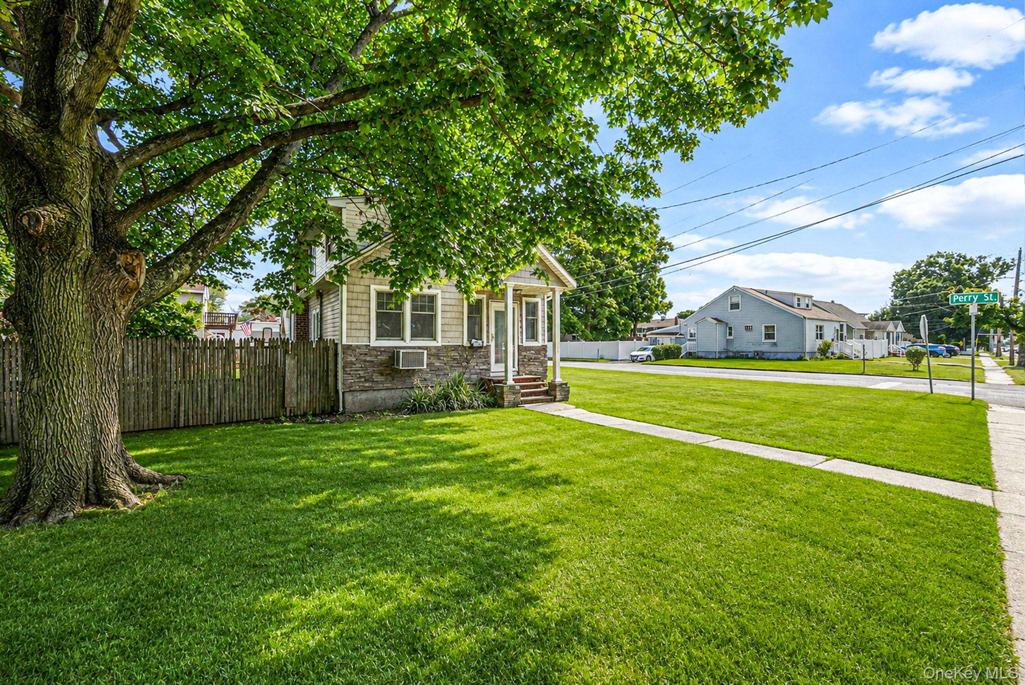 568 N Wellwood AVE, Lindenhurst, NY 11757