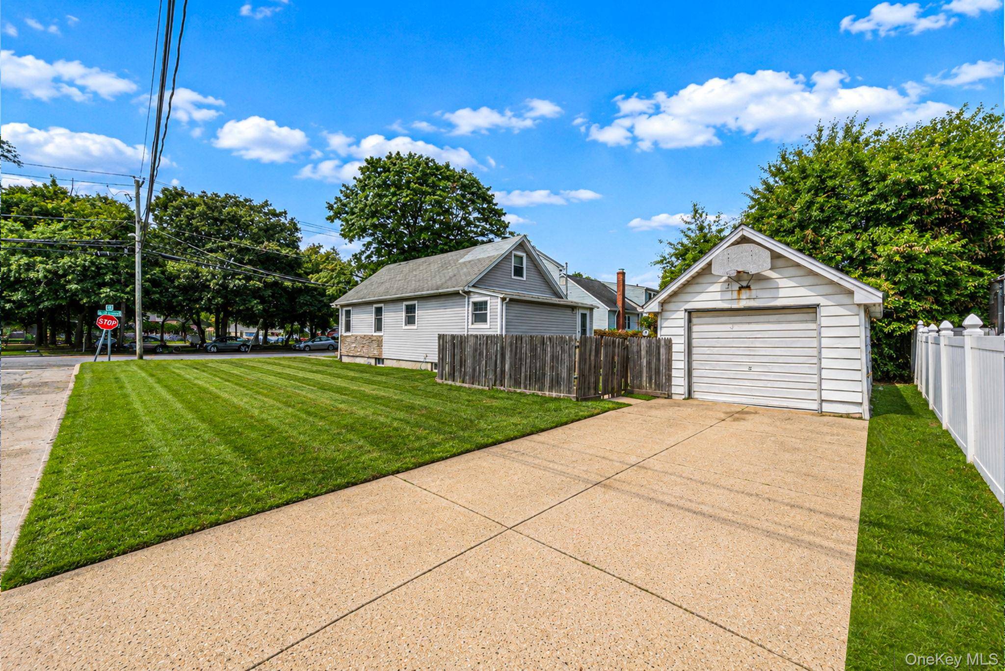 568 N Wellwood AVE, Lindenhurst, NY 11757