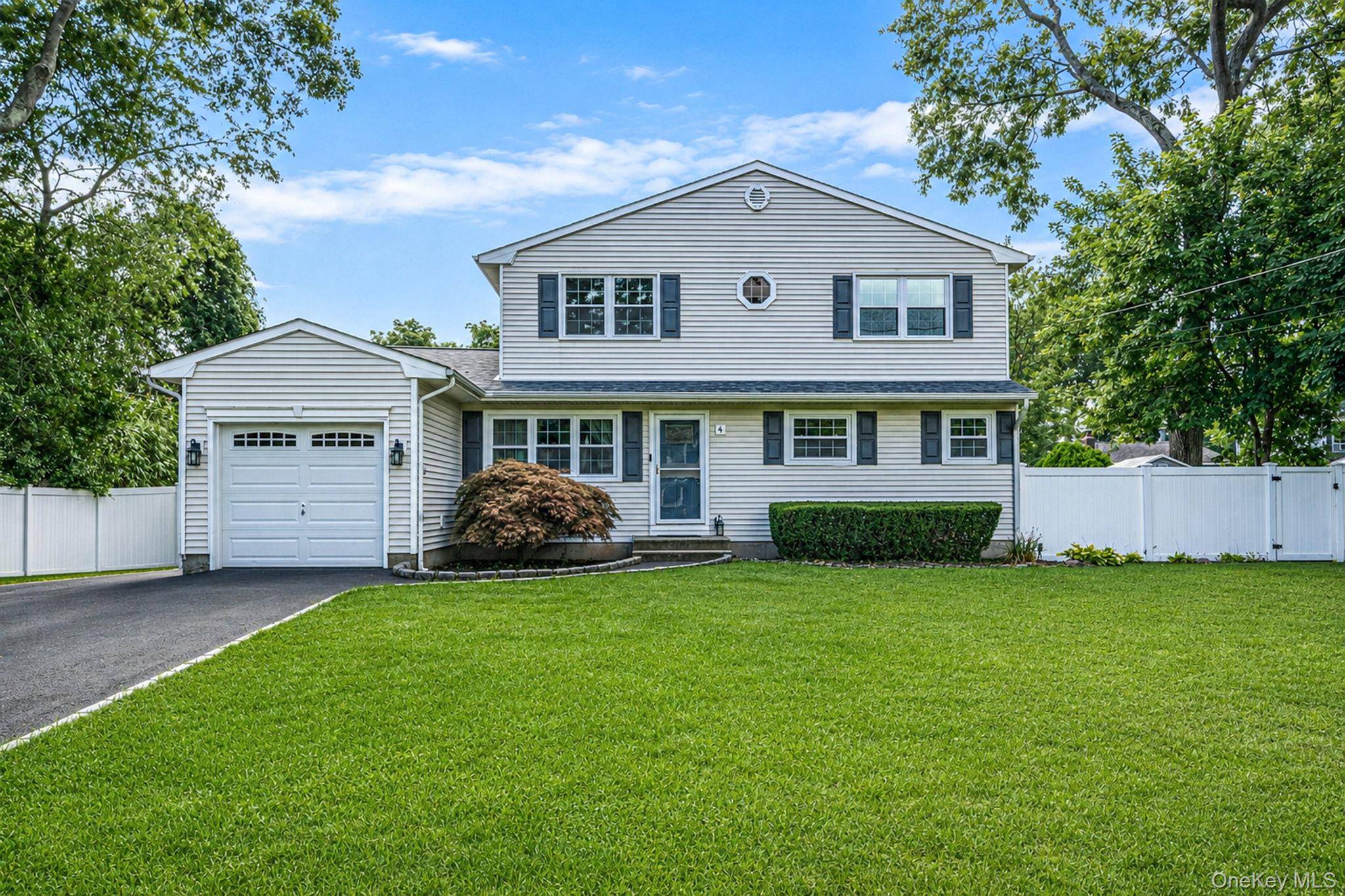 86 Creighton AVE, Ronkonkoma, NY 11779