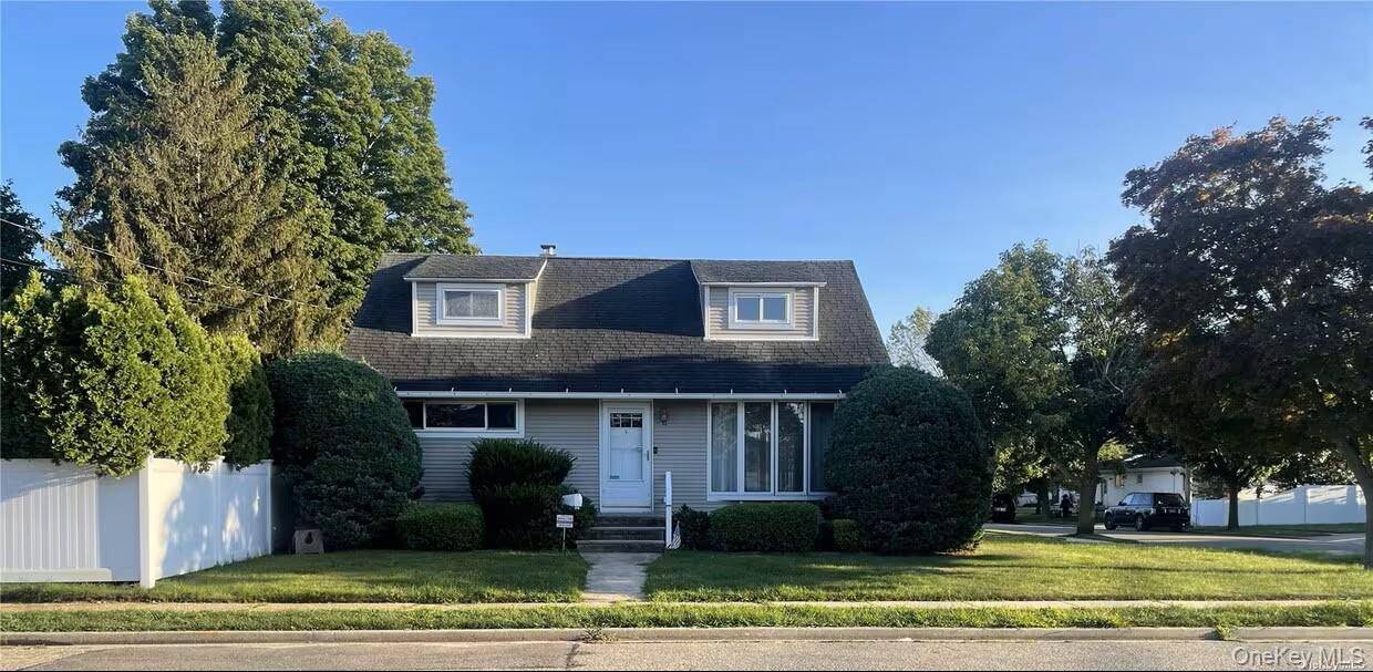 11 Ida AVE, Hicksville, NY 11801