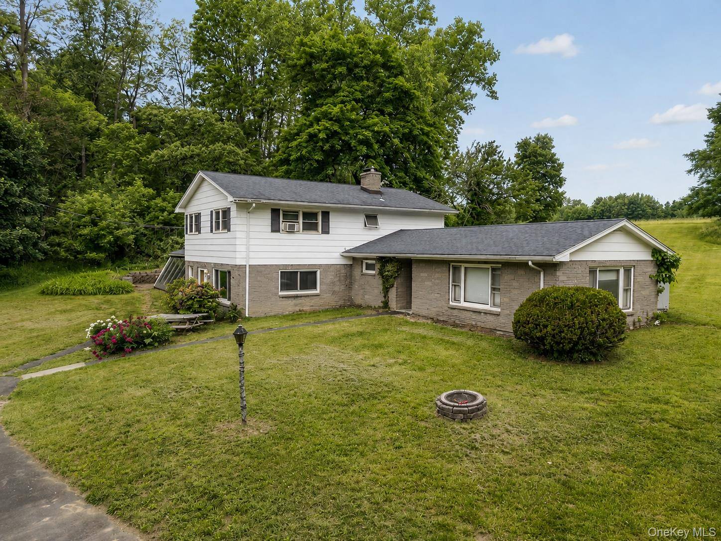 21 Courts LN, Hudson, NY 12534