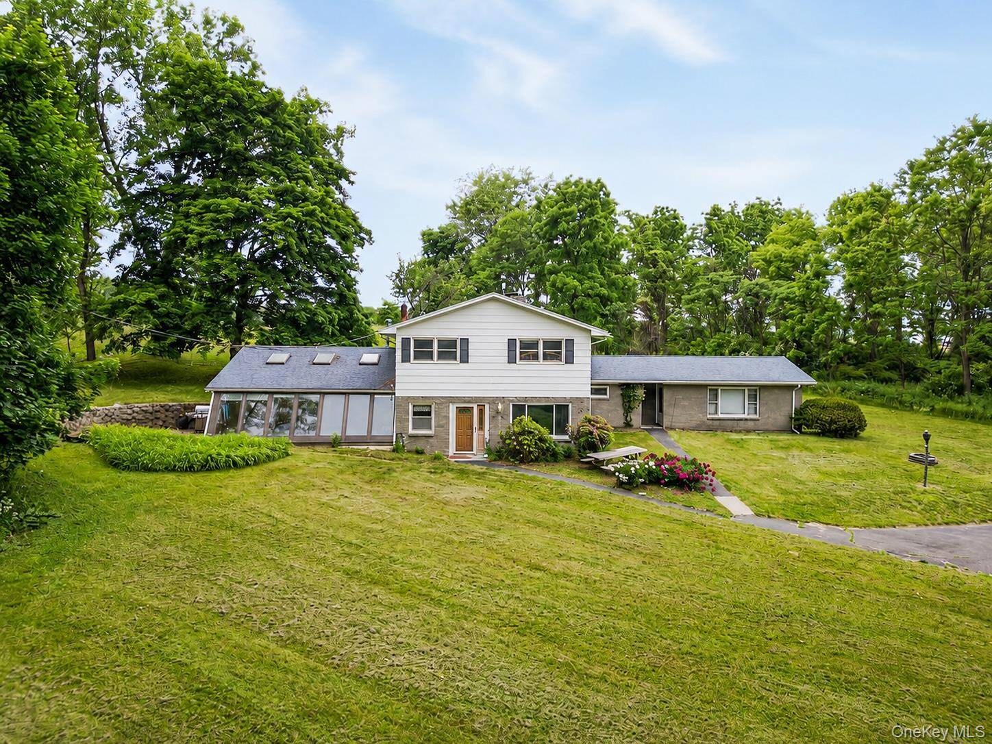 21 Courts LN, Hudson, NY 12534