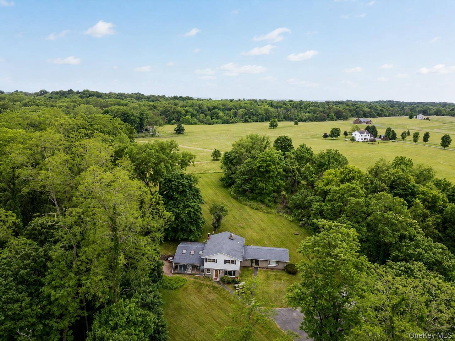 21 Courts LN, Hudson, NY 12534