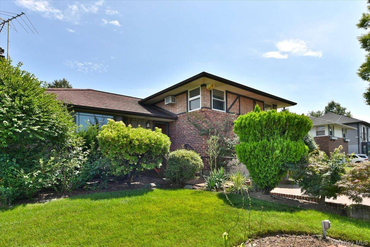12 Leonard RD, Syosset, NY 11791
