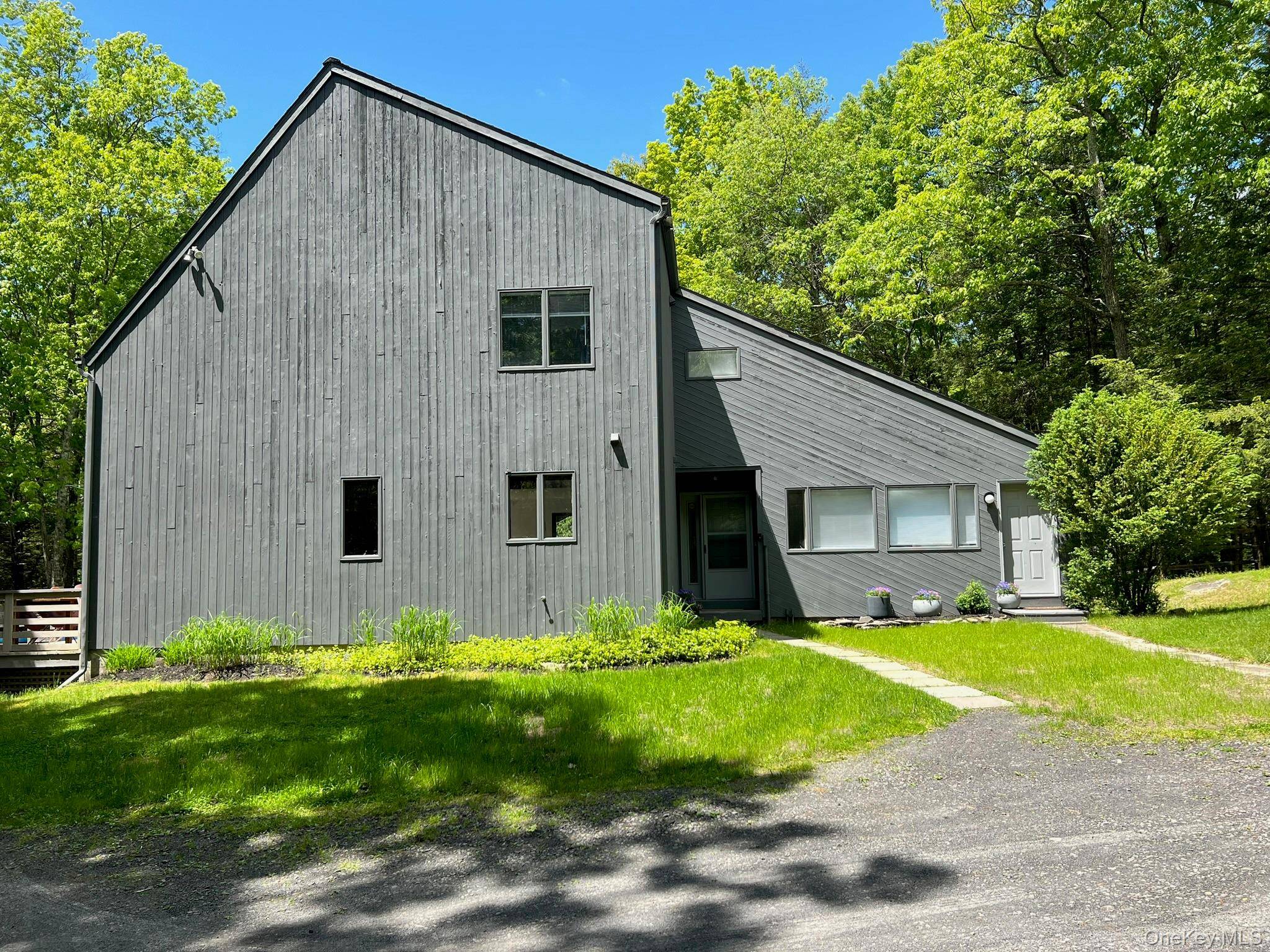 9 Munchkin LN, Woodstock, NY 12401