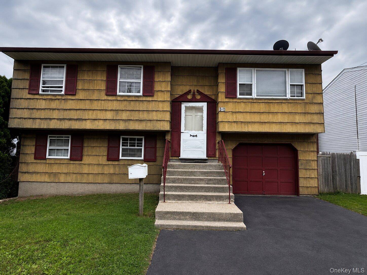 305 10th AVE, East Northport, NY 11731