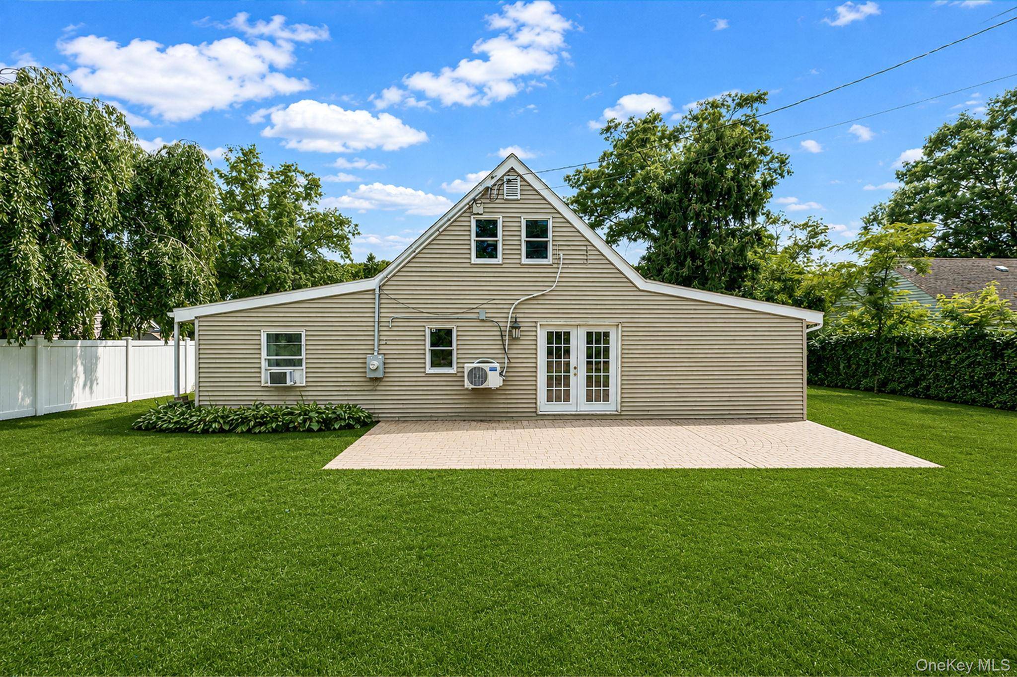 219 Sunflower LN, Islandia, NY 11749