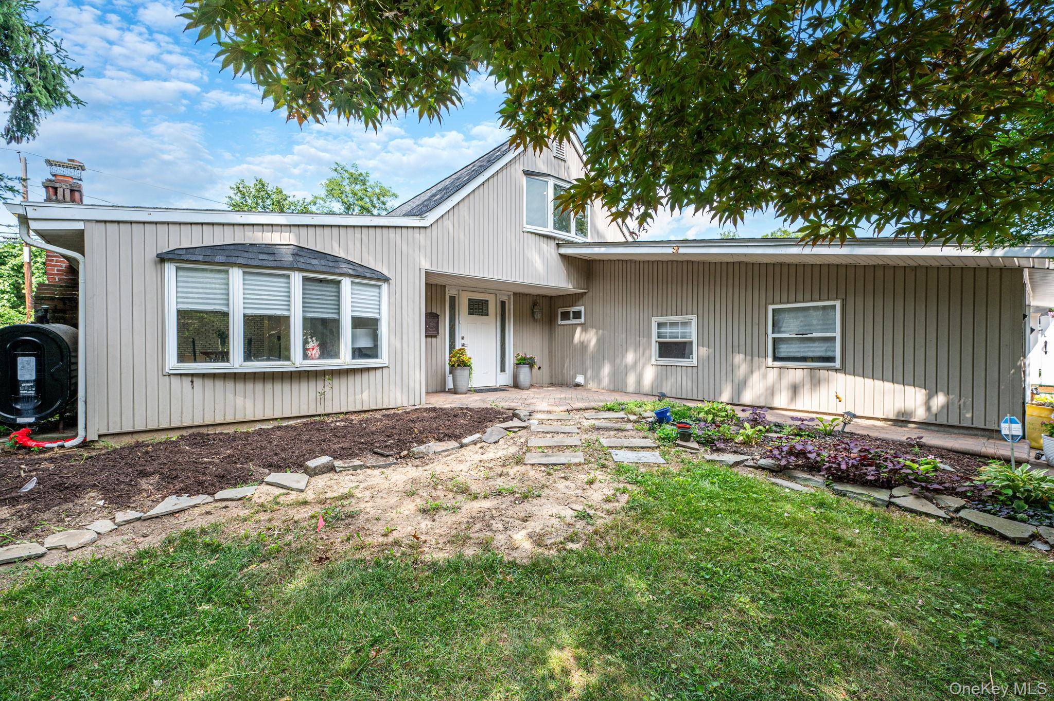 219 Sunflower LN, Islandia, NY 11749