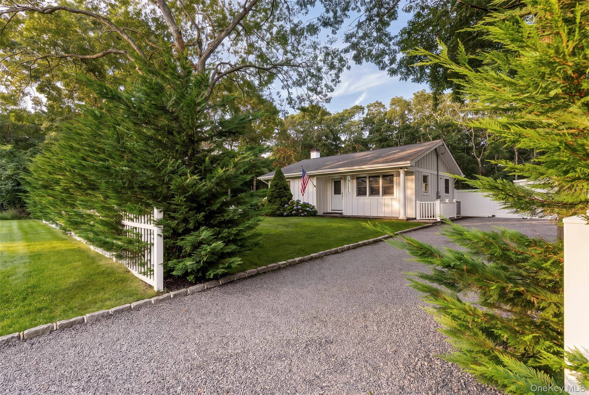 81 S Country RD, Quiogue, NY 11978