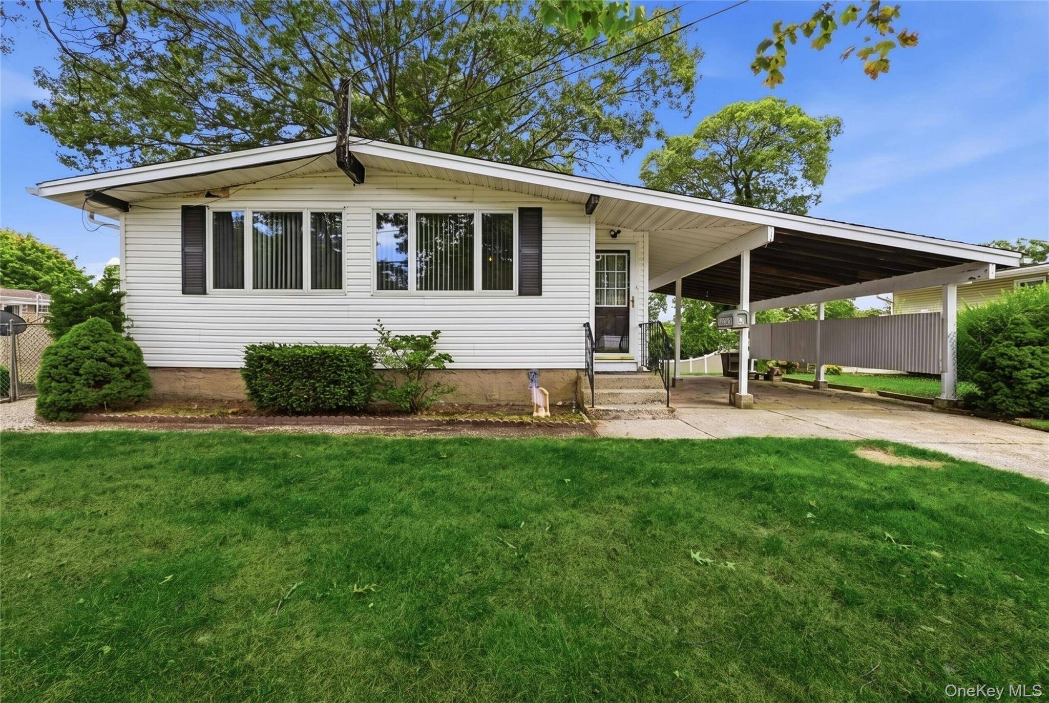 90 Samuel ST, Lake Ronkonkoma, NY 11779